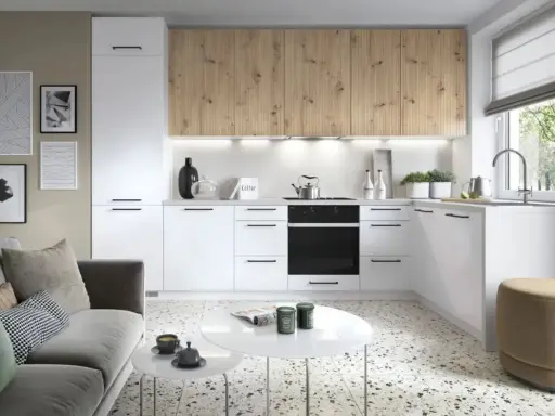 Nowoczesna mała kuchnia z salonem 20m2. Białe meble, drewniane fronty szafek, szara kanapa i stoliki kawowe.
