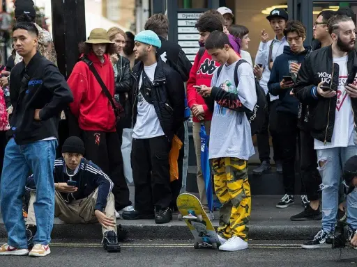 Streetwear: Co to znaczy? Przewodnik po stylu, markach i slangu