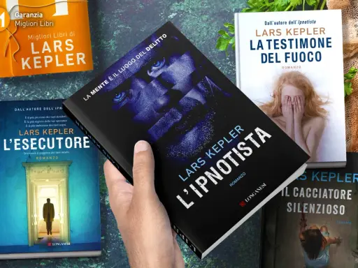 L'ultimo libro di Lars Kepler, "L'Ipnotista", è in primo piano, circondato da altri suoi romanzi.