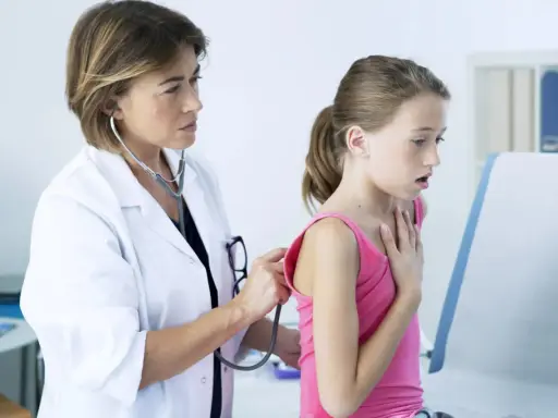 Ärztin untersucht Mädchen mit Stethoskop. Bei Verdacht auf Asthma ist ein Lungenfacharzt der richtige Ansprechpartner.