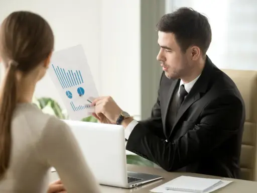 Lead manager omawia wykresy z pracownicą.