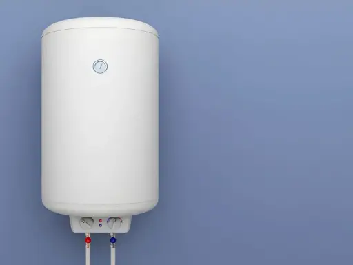 Termo eléctrico no sale agua caliente. El aparato blanco está colgado en la pared azul.