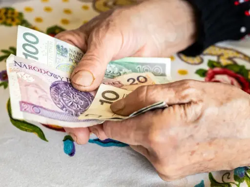 Dłonie liczą pieniądze, zastanawiając się, jaka grupą inwalidzką po zawale serca zapewni godne życie.