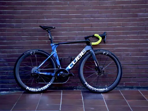 Ein blaues Cube Rennrad mit gelbem Lenkerband, bereit für die Tour de France.