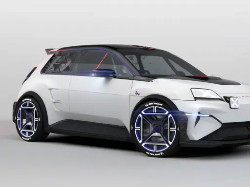Sportlicher weißer Alpine A290 mit futuristischen blauen Felgen und Michelin-Reifen.