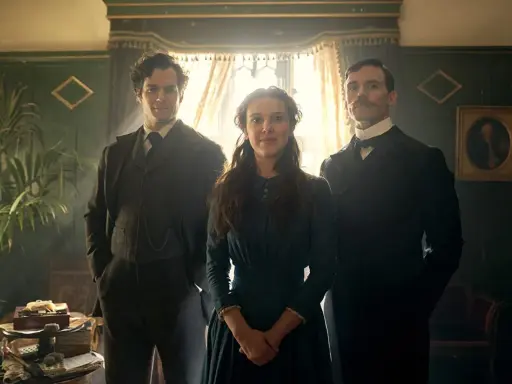 Enola Holmes, con su edad recomendada, posa entre sus hermanos Sherlock y Mycroft.