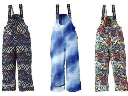 Trzy dziecięce kombinezony narciarskie na białym tle: wzór geometryczny, tie-dye i graffiti.