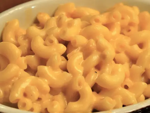 Kremowe, złociste makaroniki w sosie serowym. Idealny przepis na mac and cheese, który zachwyci każdego.