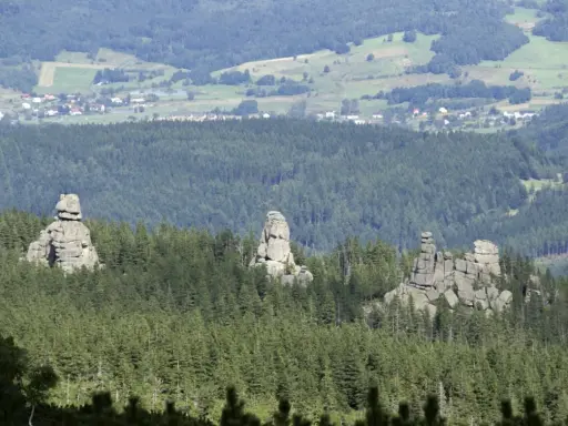 Skaliste formacje, znane jako Pielgrzymy, górują nad lasami w okolicach Karpacza.