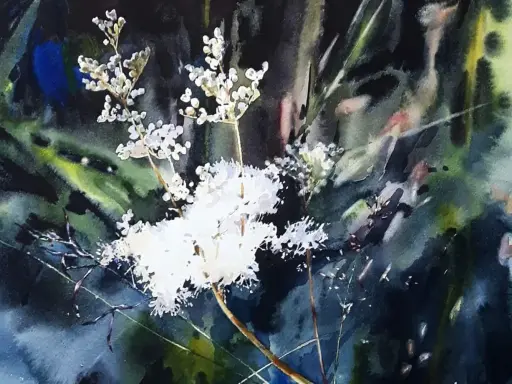 Vattenfärgsmålning av vita blommor i mörkgrönt, där tekniken att måla vått i vått ger en drömsk känsla.