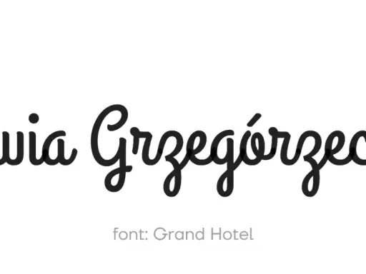 Nazwa "Oliwia Grzegorzecka" napisana ozdobnymi, płynnymi rodzajami czcionek pisanych. Font: Grand Hotel.
