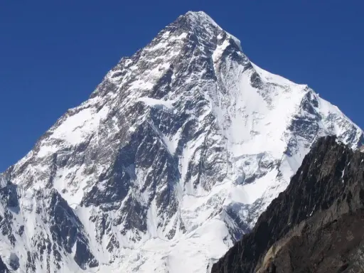 K2, najwyższy szczyt Karakorum, majestatycznie wznosi się na tle błękitnego nieba.