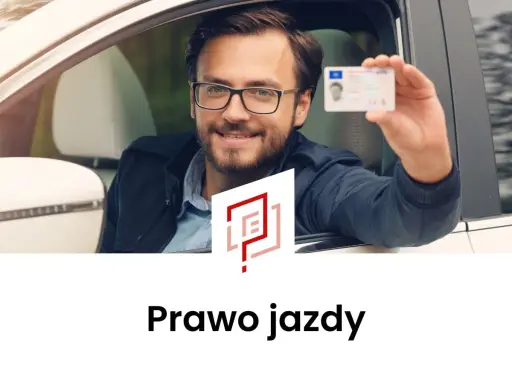 Uśmiechnięty mężczyzna w okularach pokazuje prawo jazdy z samochodu. Dowiedz się, jak odzyskać prawo jazdy.