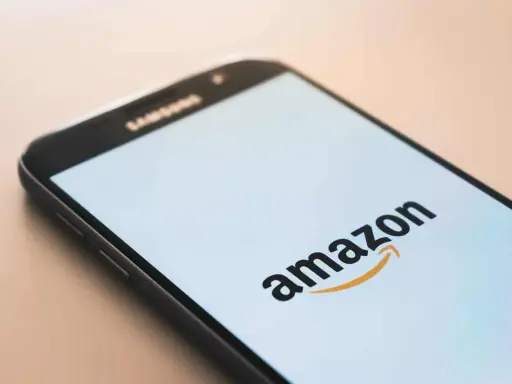 Telefon z logo Amazon. Dowiedz się, jak sprzedawać na Amazonie i zacznij zarabiać.