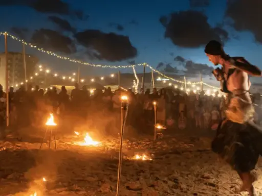 Spettacolo di fuoco sulla spiaggia di Rimini, estate. Artista si esibisce tra torce e fuochi d'artificio, con pubblico e luci in lontananza.