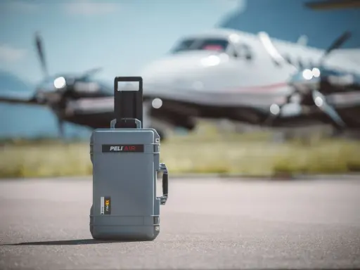 Grå Peli Air-väska på flygplatsen, redo för nästa resa med malta air. Ett robust skydd för din utrustning.