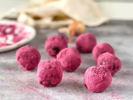 Trufas de chocolate receta: deliciosas bolitas rosadas cubiertas de polvo, perfectas para compartir.