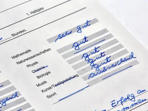Zeugnis mit Noten wie "sehr gut" und "gut" in verschiedenen Fächern. Gute lernstrategien führen zu solchen Ergebnissen.