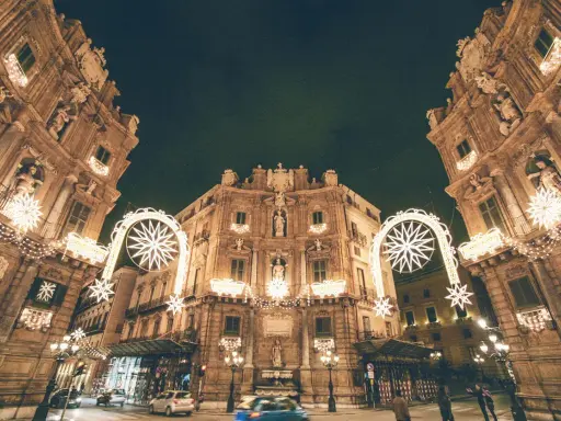 Quattro Canti illuminati da luminarie natalizie, un'atmosfera magica a Palermo a Natale.