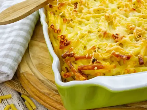 Un délicieux gratin de pâtes au four, doré et gratiné, prêt à être dégusté.
