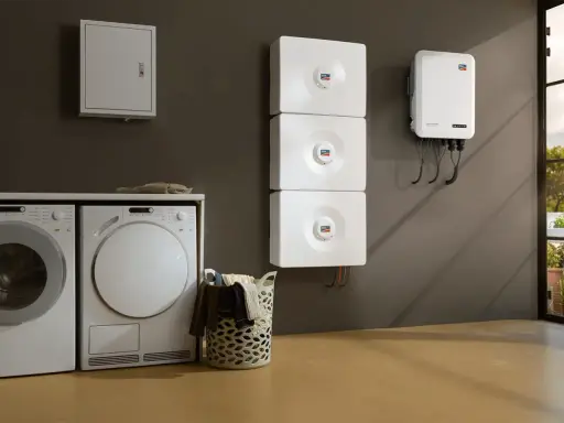 Lave-linge et sèche-linge à côté d'un système de stockage d'énergie solaire, prêt pour un séchage écologique.