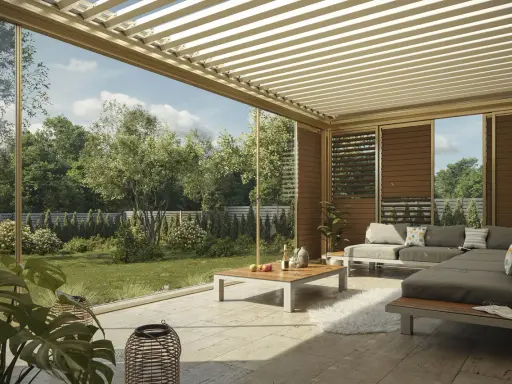 Nowoczesny taras w stylu boho z wygodną sofą i stolikiem kawowym, otoczony zielonym ogrodem.