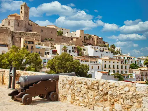 Działo na murach obronnych Dalt Vila, wpisanej na listę UNESCO. To idealne miejsce, by zacząć zwiedzanie, co zobaczyć na Ibizie.