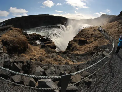 Wodospad Gullfoss na Islandii. Wspaniałe miejsce na zwiedzanie Islandii, z turystami podziwiającymi potęgę natury.