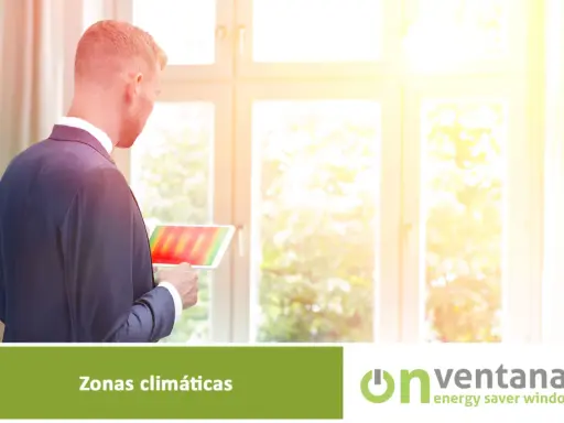 Hombre revisa tablet con mapa térmico, analizando la **zona climática** para optimizar el aislamiento de ventanas.