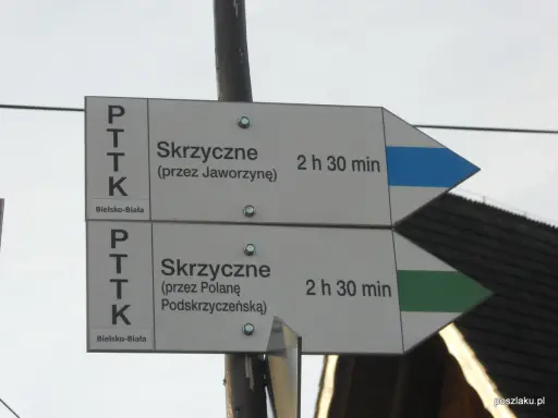 Szczyrk jakie góry? Znaki PTTK wskazują drogę na Skrzyczne przez Jaworzynę lub Polanę Podskrzyczeńską.