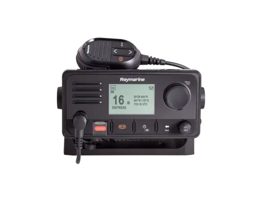 Radio VHF Raymarine avec microphone. L'écran affiche "DISTRESS" et le canal 16, prêt pour le canal 63 VHF.