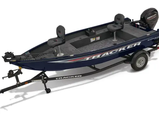 Un bateau Tracker bleu foncé sur sa remorque, prêt pour l'aventure.