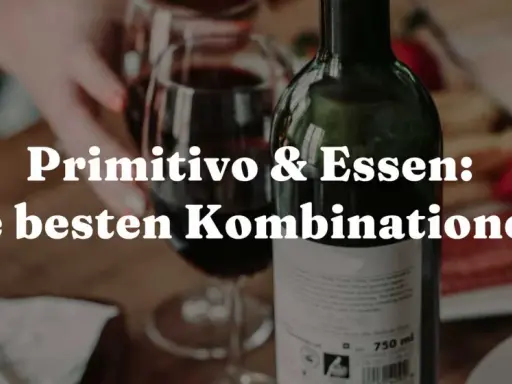 Primitivo-Traube: Entdecke die besten Kombinationen mit Essen. Ein Glas Rotwein und frische Erdbeeren laden zum Genuss ein.