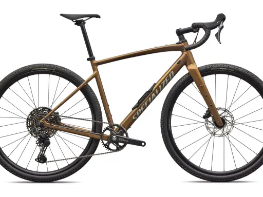 Brązowy rower gravelowy Specialized z lekką ramą aluminiową, gotowy na każdą trasę.