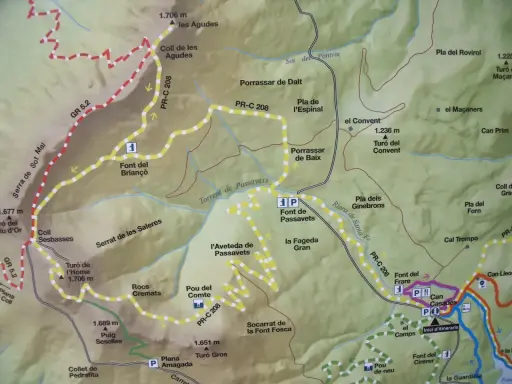 Mapa de senderismo del Montseny con rutas señalizadas como GR 5.2 y PR-C 208. Muestra puntos de interés como fuentes, collados y cimas.