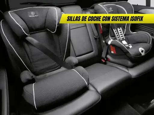 Dos sillas de coche para niños, una más grande y otra tipo portabebé, instaladas en asientos de cuero negro con sistema **isofix coche**.