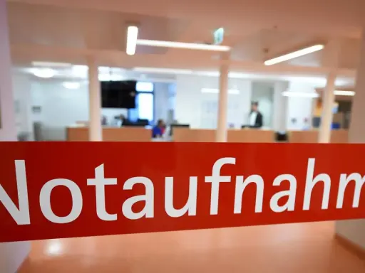 Rotes Schild "Notaufnahme" im Krankenhaus. Die Schichtarbeit dort kann die Lebenserwartung beeinflussen.