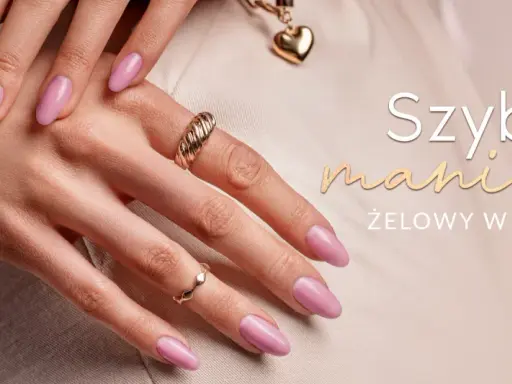 Dłonie z różowymi paznokciami, ozdobione złotą biżuterią. Szybki manicure żelowy w butelce dla pięknych i trwałych paznokci.