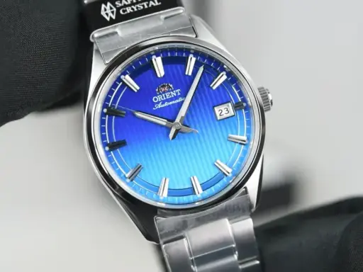 Orologio Orient automatico con quadrante blu sfumato, un modello che suscita ottime opinioni per il suo design.