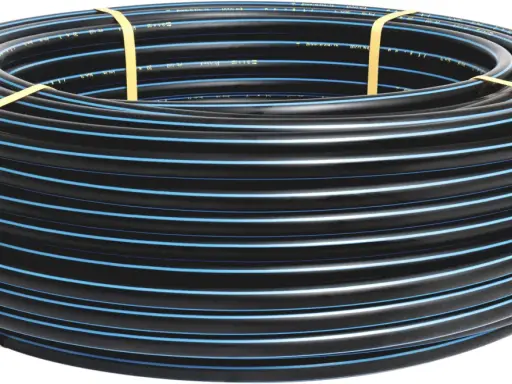 Rollo de tubería negra con líneas azules, mostrando la diferencia entre PE 40 y PE 100 para aplicaciones de agua.