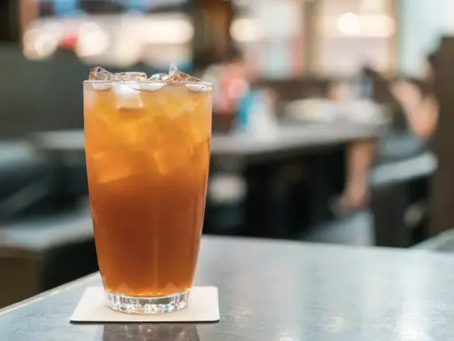 Szklanka orzeźwiającej herbaty z lodem, idealna na upalny dzień. Zastanawiasz się nad bubble tea kcal?