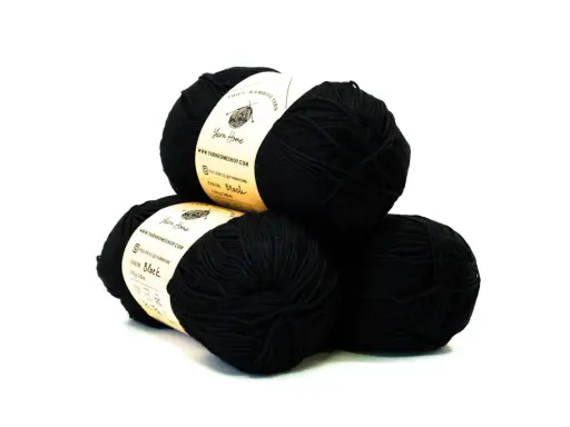 Trzy kłębki czarnej, delikatnej włóczki **alize bamboo fine** od Yarn Home, idealne do tworzenia miękkich dzianin.