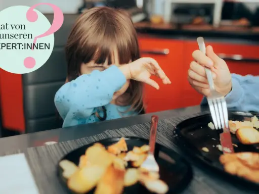 Kind mit blauer Kleidung weint, während es isst. Ein Teller mit Kartoffeln und Fleisch. Hilfe bei picky eater syndrom.