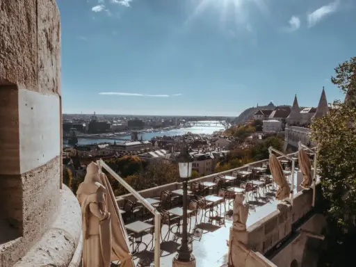 Widok na Dunaj i Budapeszt z tarasu restauracyjnego. Idealne miejsce, by zastanowić się, co robić w Budapeszcie.