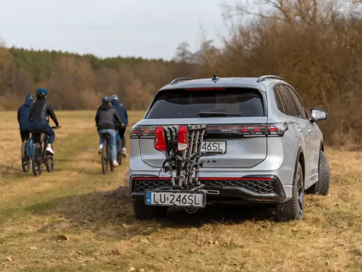 Srebrny SUV z bagażnikiem rowerowym na haku, gotowy na wycieczkę. Wniosek o wydanie tablicy rejestracyjnej na bagażnik rowerowy jest już złożony.