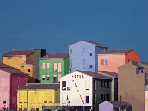 Case colorate e un cielo blu intenso, un paesaggio che ricorda le opere di Franco Fontana.