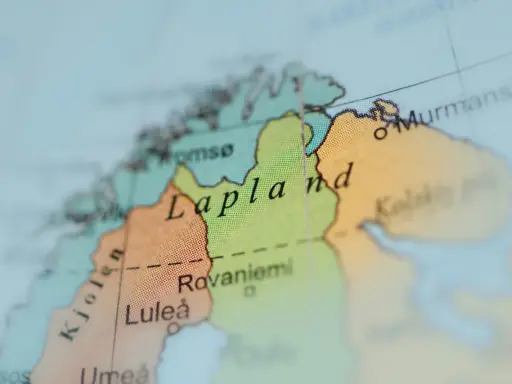 Mapa pokazuje, gdzie jest Laponia, z zaznaczonymi miastami jak Rovaniemi i Murmańsk.