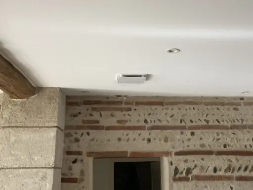 Un nouveau VMC est installé au plafond. Combien de temps pour changer une VMC ? Cela dépend de l'accès et du modèle.
