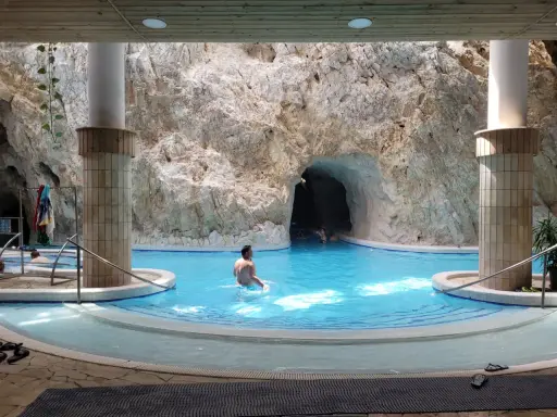 Woda w basenie jaskiniowym zachęca do relaksu. Sprawdź eger baseny cennik i zaplanuj wizytę!