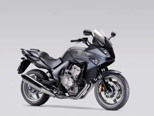Szary motocykl Honda CBF 600, zgrabny i sportowy, idealny dla osób szukających komfortu i odpowiedniej wysokości siedzenia.
